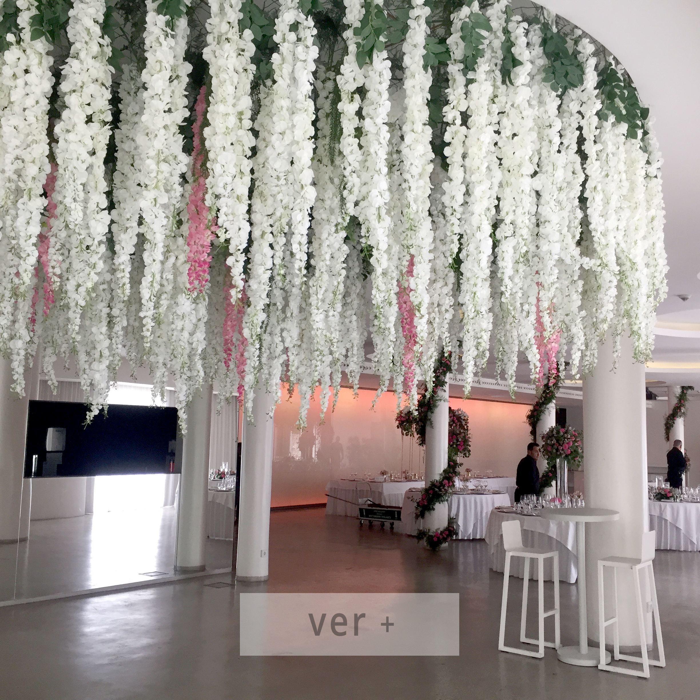 Decoração floral de teto para casamento